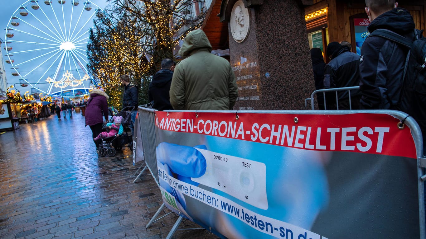 Corona-Testzentrum auf dem Weihnachtsmarkt in Schwerin (Symbolbild): Die bundesweite Zahl der Ansteckungen sinkt wieder leicht.