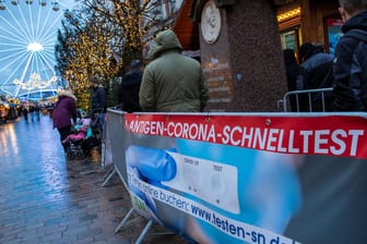 Corona-Testzentrum auf dem Weihnachtsmarkt in Schwerin (Symbolbild): Die bundesweite Zahl der Ansteckungen sinkt wieder leicht.
