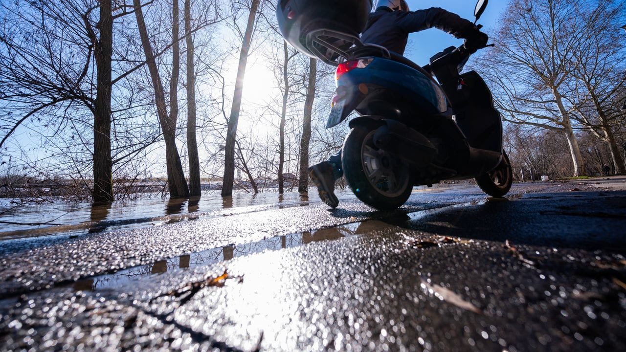 Rutschige Angelegenheit: Wer im Winter auf seinen Motorroller angewiesen ist, muss stets den aktuellen Zustand der Fahrbahn beobachten - und notfalls absteigen.