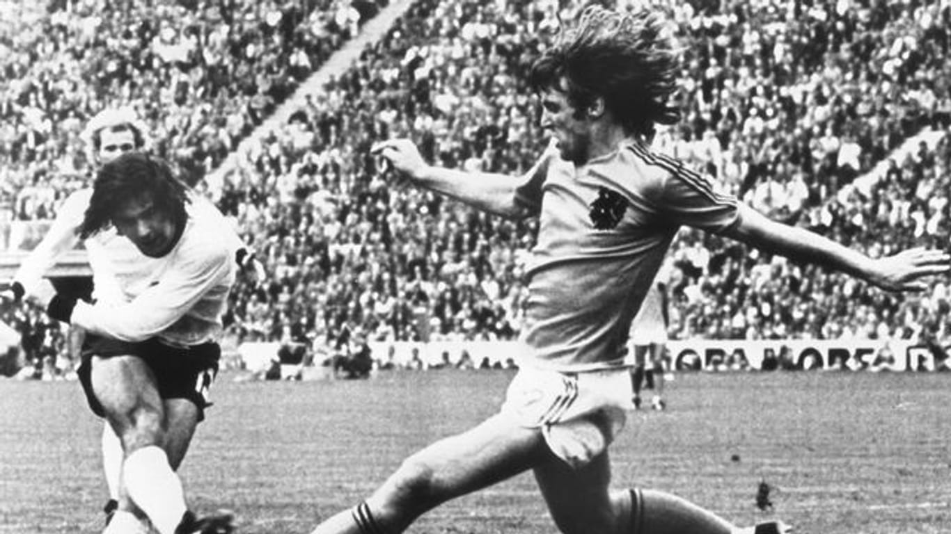 Der deutsche Stürmer Gerd Müller (l) erzielt den Siegtreffer im Fußball-WM-Finale 1974 in München.