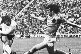 Der deutsche Stürmer Gerd Müller (l) erzielt den Siegtreffer im Fußball-WM-Finale 1974 in München.