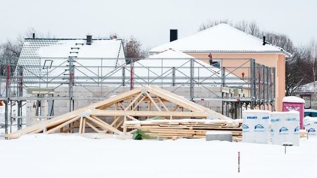 Nicht immer muss der Hausbau bei schlechter Witterung im Winter stoppen.