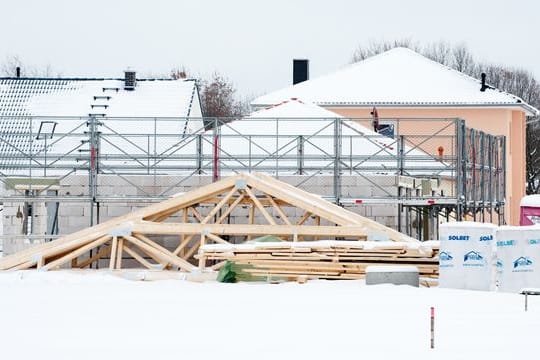 Nicht immer muss der Hausbau bei schlechter Witterung im Winter stoppen.