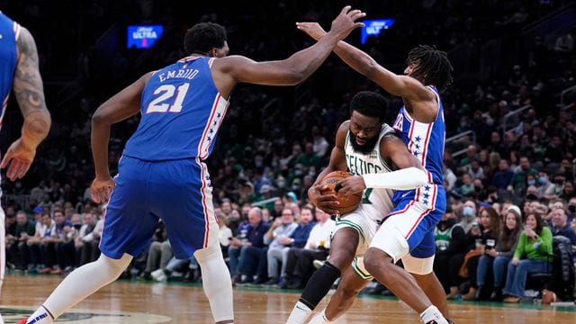 Boston Celtics-Guard Jaylen Brown (M) gegen Philadelphia 76ers-Guard Tyrese Maxey (r) und Center Joel Embiid. Boston Celtics-Guard Jaylen Brown (M) gegen Philadelphia 76ers-Guard Tyrese Maxey (r) und Center Joel Embiid.