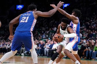 Boston Celtics-Guard Jaylen Brown (M) gegen Philadelphia 76ers-Guard Tyrese Maxey (r) und Center Joel Embiid.