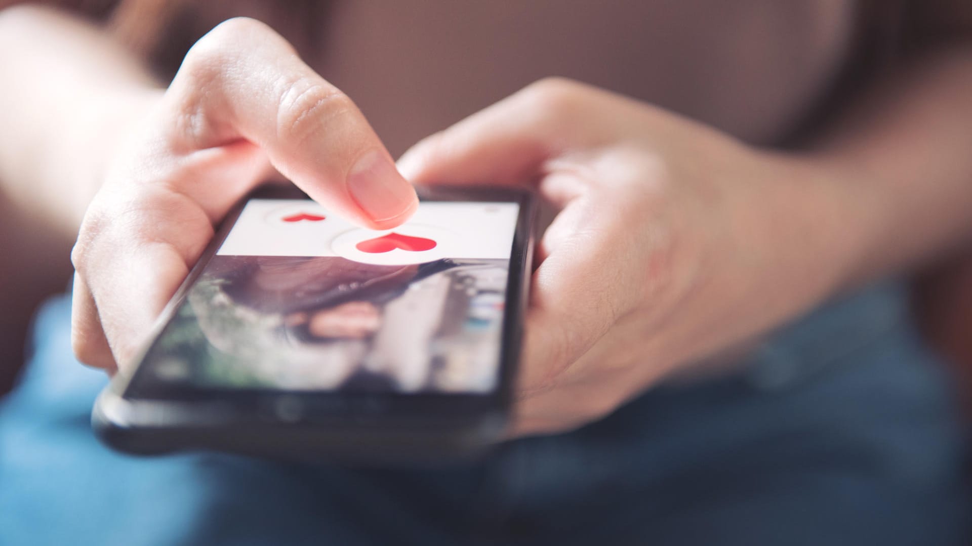 Herzklopfen? (Symbolbild): Die Dating-App Tinder feiert große Erfolge, auch an der Börse. Die Gründer fühlen sich vom Mutterkonzern um Milliarden betrogen. Herzklopfen? (Symbolbild): Die Dating-App Tinder feiert große Erfolge, auch an der Börse. Die Gründer fühlen sich vom Mutterkonzern um Milliarden betrogen.