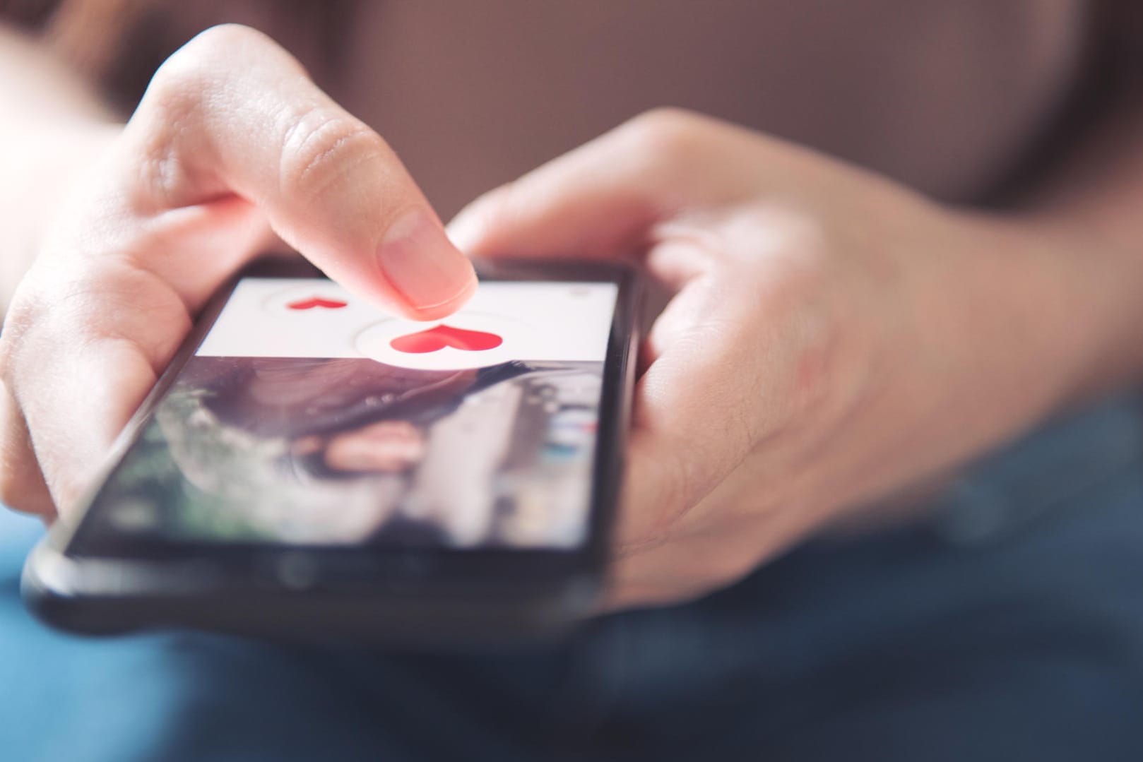 Herzklopfen? (Symbolbild): Die Dating-App Tinder feiert große Erfolge, auch an der Börse. Die Gründer fühlen sich vom Mutterkonzern um Milliarden betrogen.