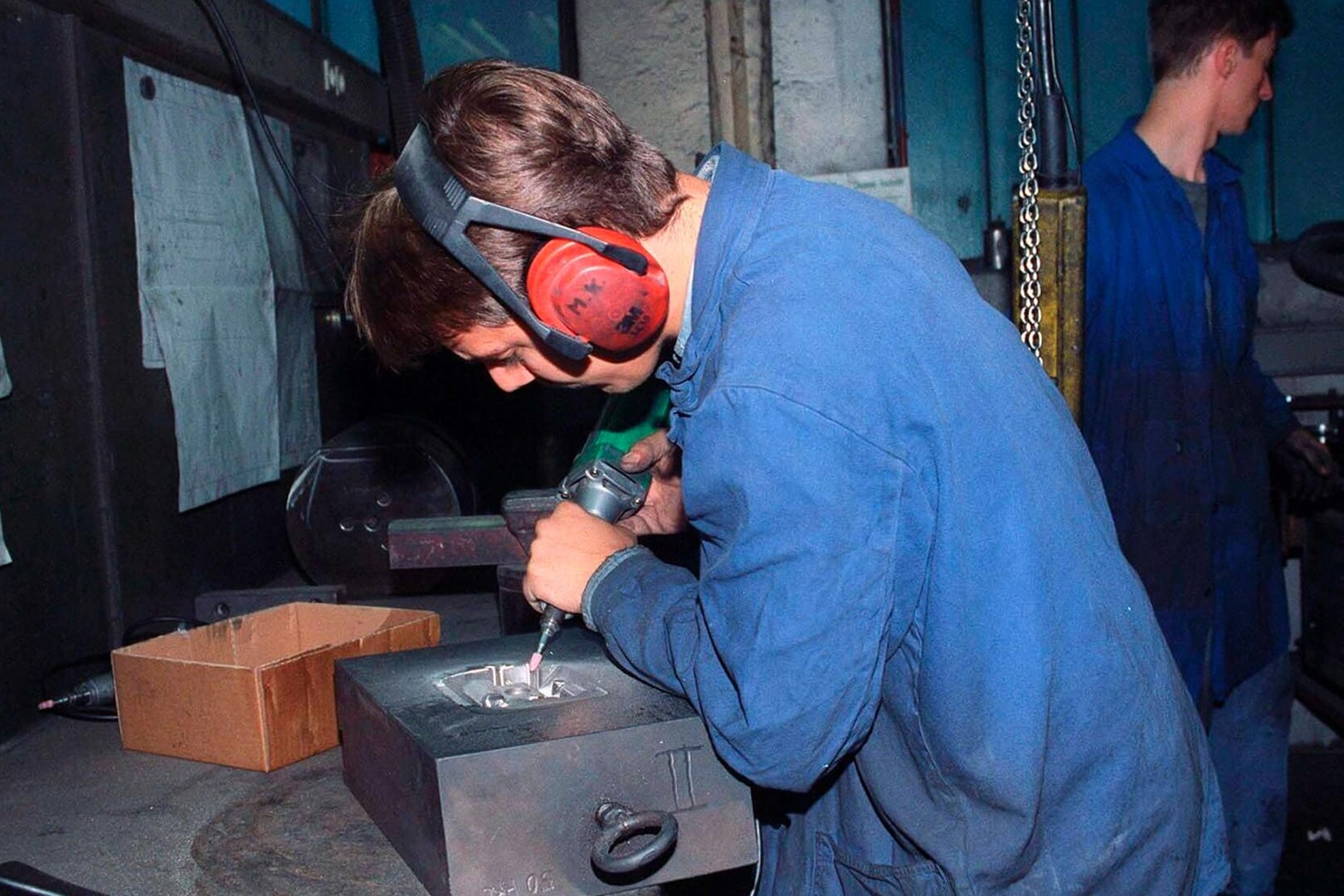 Ein Arbeiter am Werk (Symbolbild): Dass der Mindestlohn mit einem einmaligen Schritt auf 12 Euro steigen soll, könne vielen Leuten den Job kosten.