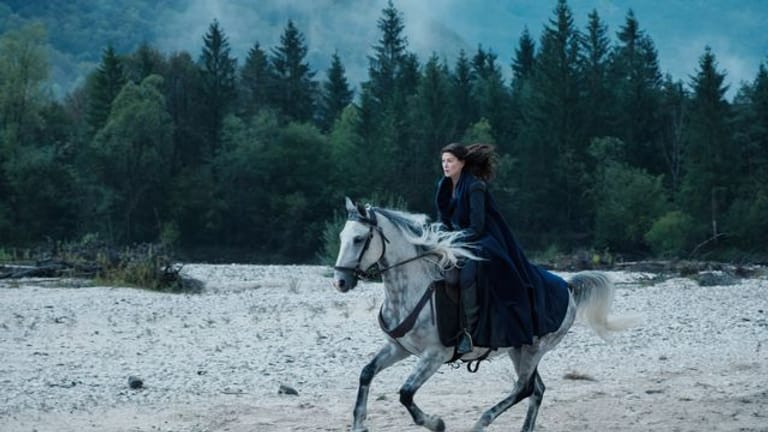 Schauspielerin Rosamund Pike spielt in der Serie "Das Rad der Zeit" Moiraine Damodred, eine herausragende Magierin in einer Fantasywelt, in der Zauberkräfte eher ein Privileg von Frauen sind.