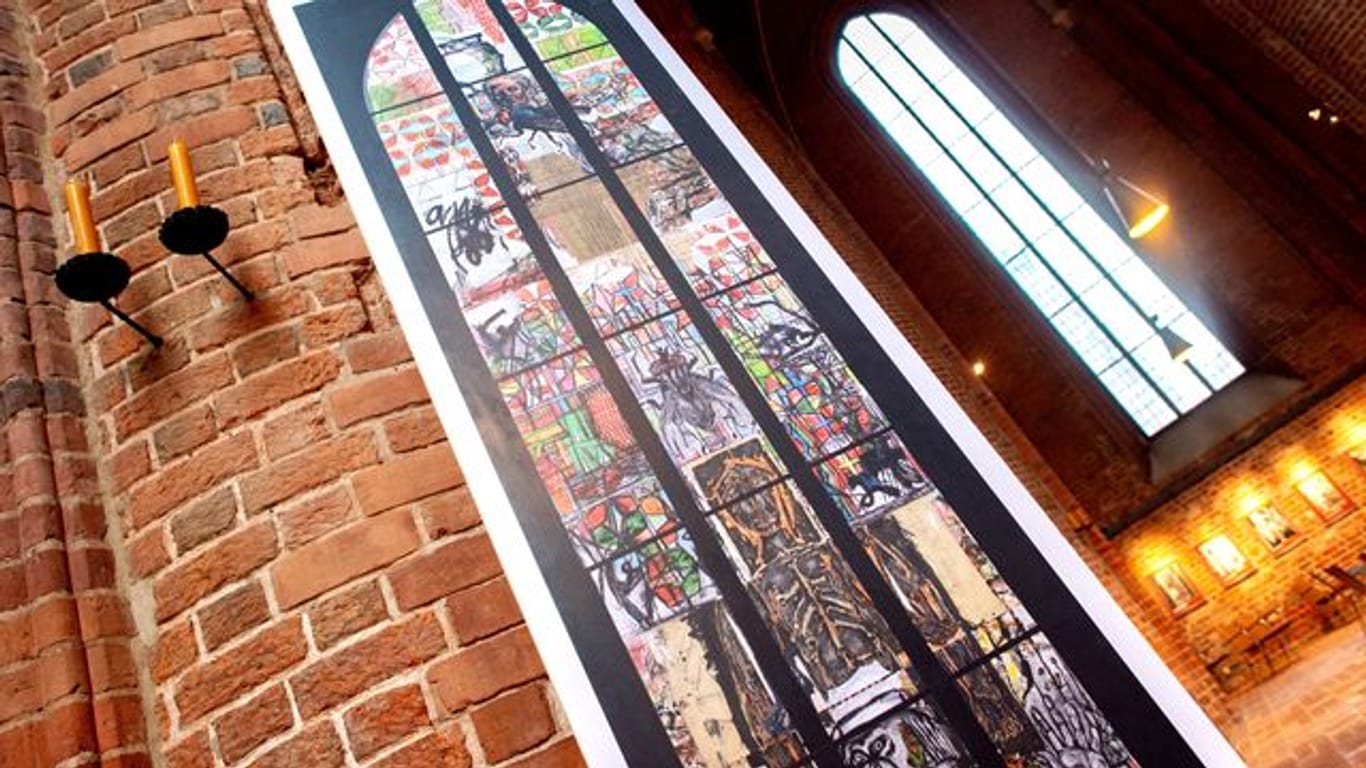 Ein Abbild des von Markus Lüpertz entworfenen Kirchenfensters zum Thema Reformation steht in der Marktkirche (Archivbild): Im kommenden Jahr soll das Fenster eingebaut werden.
