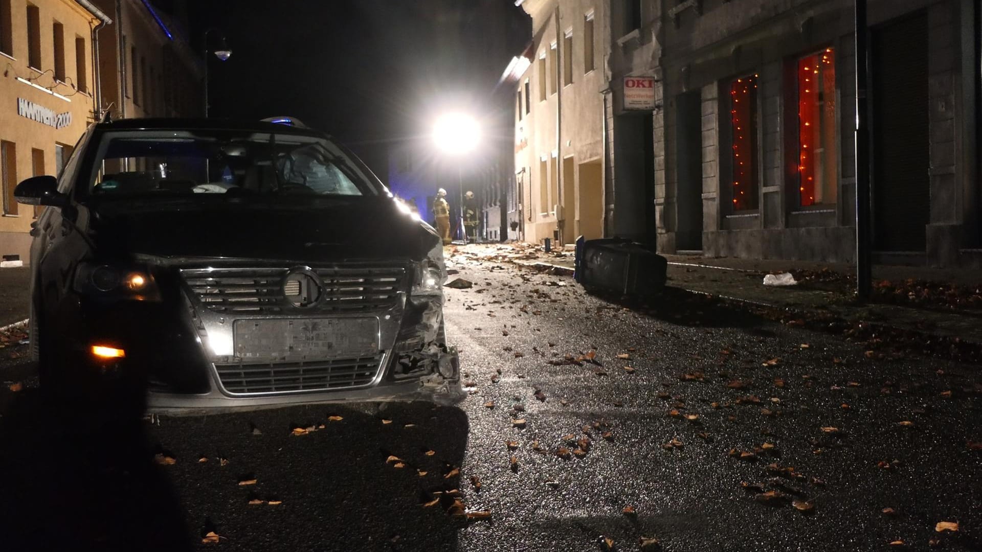 Das schwer beschädigte Auto nach dem Unfall: Nachdem der Wagen eine Laterne umgefahren hatte fiel die gesamte Straßenbeleuchtung aus. Die Feuerwehr musste mit Lichttechnik unterstützen.