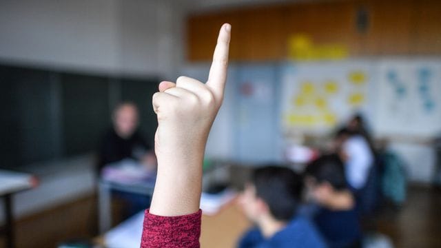 Fleißiges Melden und regelmäßige Mitarbeit im Unterricht signalisieren Lehrer oder Lehrerin: "Ich will mich verbessern!" und zahlt letztendlich auch auf den mündlichen Anteil der Note ein.