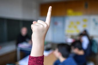 Fleißiges Melden und regelmäßige Mitarbeit im Unterricht signalisieren Lehrer oder Lehrerin: "Ich will mich verbessern!" und zahlt letztendlich auch auf den mündlichen Anteil der Note ein.