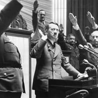 Adolf Hitler: Am 11. Dezember 1941 erklärte der Diktator nach dem Angriff der Japaner auf Pearl Harbor den USA den Krieg.