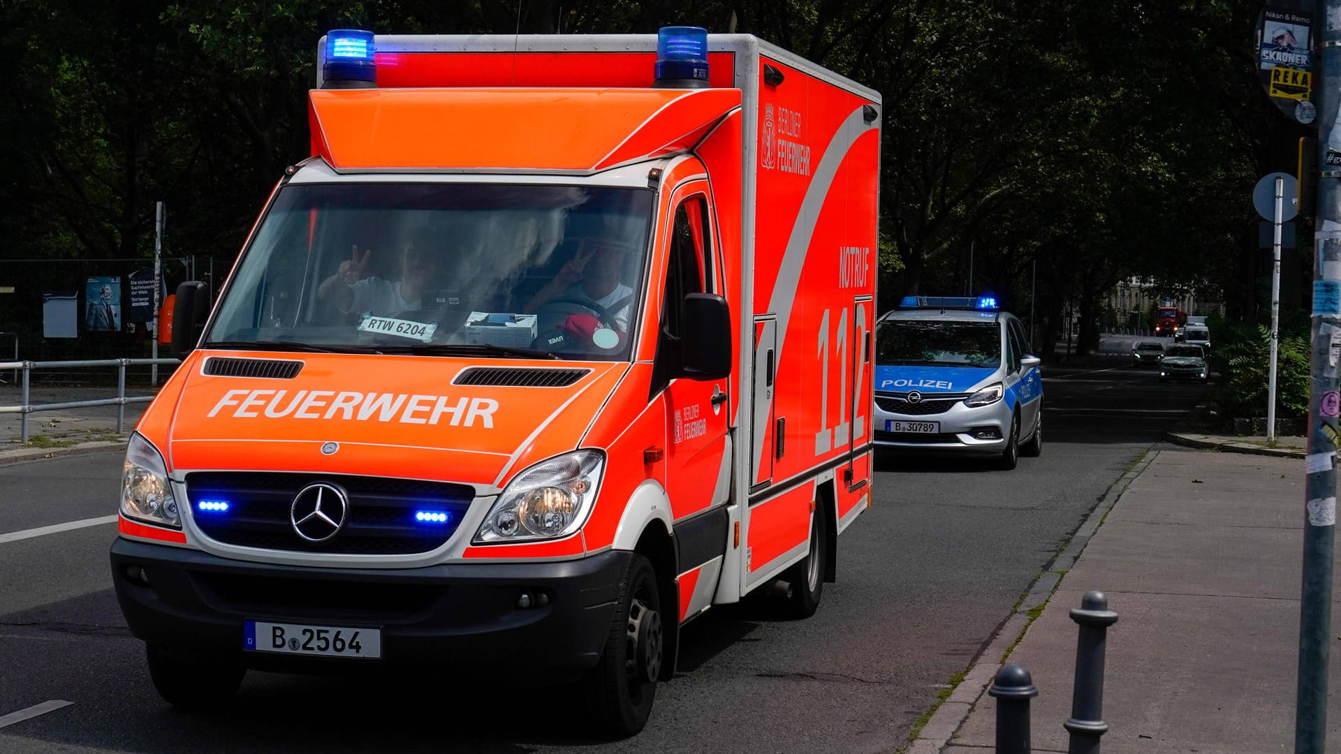 Feuerwehr und Polizei auf dem Weg zu einem Einsatz (Symbolbild): Eine 80-jährige Frau wurde in Berlin schwer verletzt. Feuerwehr und Polizei auf dem Weg zu einem Einsatz (Symbolbild): Eine 80-jährige Frau wurde in Berlin schwer verletzt.