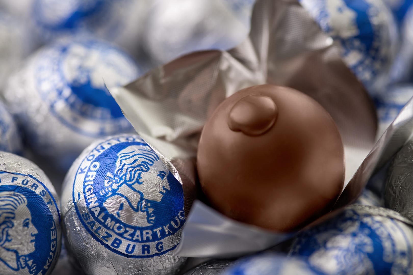 Die Mozartkugeln von Fürst werden noch heute nach Originalrezept und in Handarbeit hergestellt. Die Mozartkugeln von Fürst werden noch heute nach Originalrezept und in Handarbeit hergestellt.