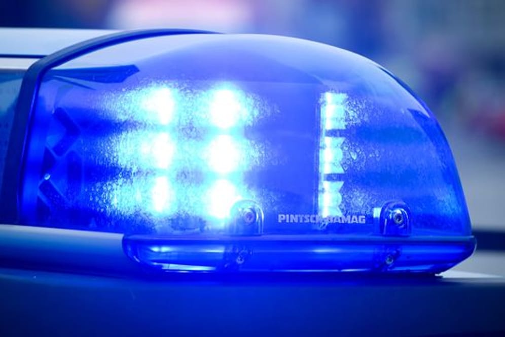 Das Blaulicht an einem Polizeiauto leuchtet (Symbolbild): Zwei Beamte wurden von einem Reichsbürger angegriffen.
