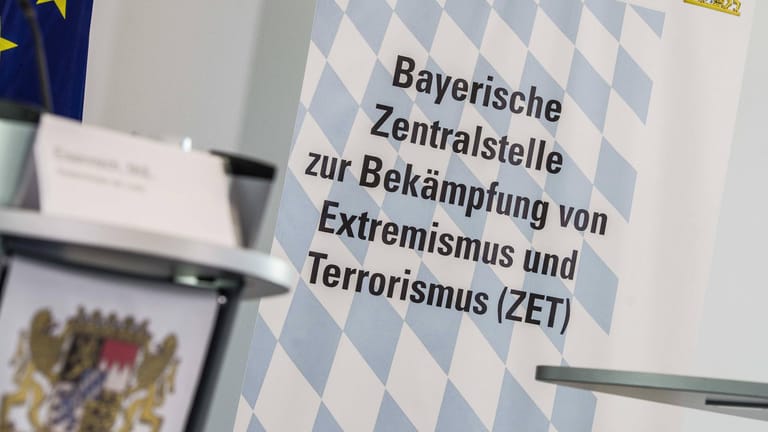 Ein Schild weist auf die Zentralstelle zur Bekämpfung von Extremismus und Terrorismus (ZET) in München hin (Archivbild): Diese nimmt sich der Chatprotokolle der bayrischen AfD nun an.