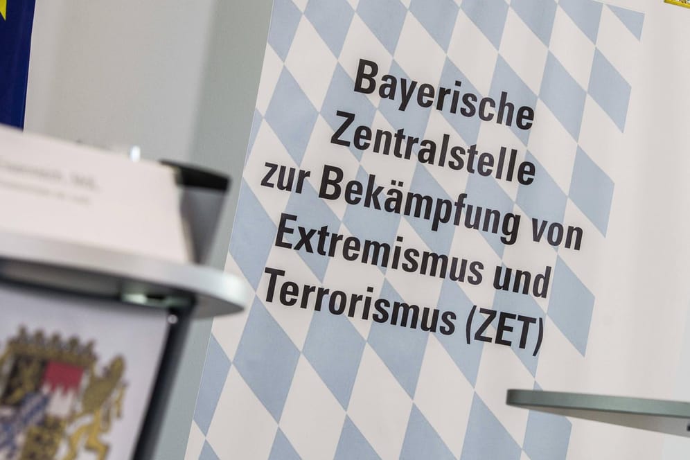 Ein Schild weist auf die Zentralstelle zur Bekämpfung von Extremismus und Terrorismus (ZET) in München hin (Archivbild): Diese nimmt sich der Chatprotokolle der bayrischen AfD nun an.