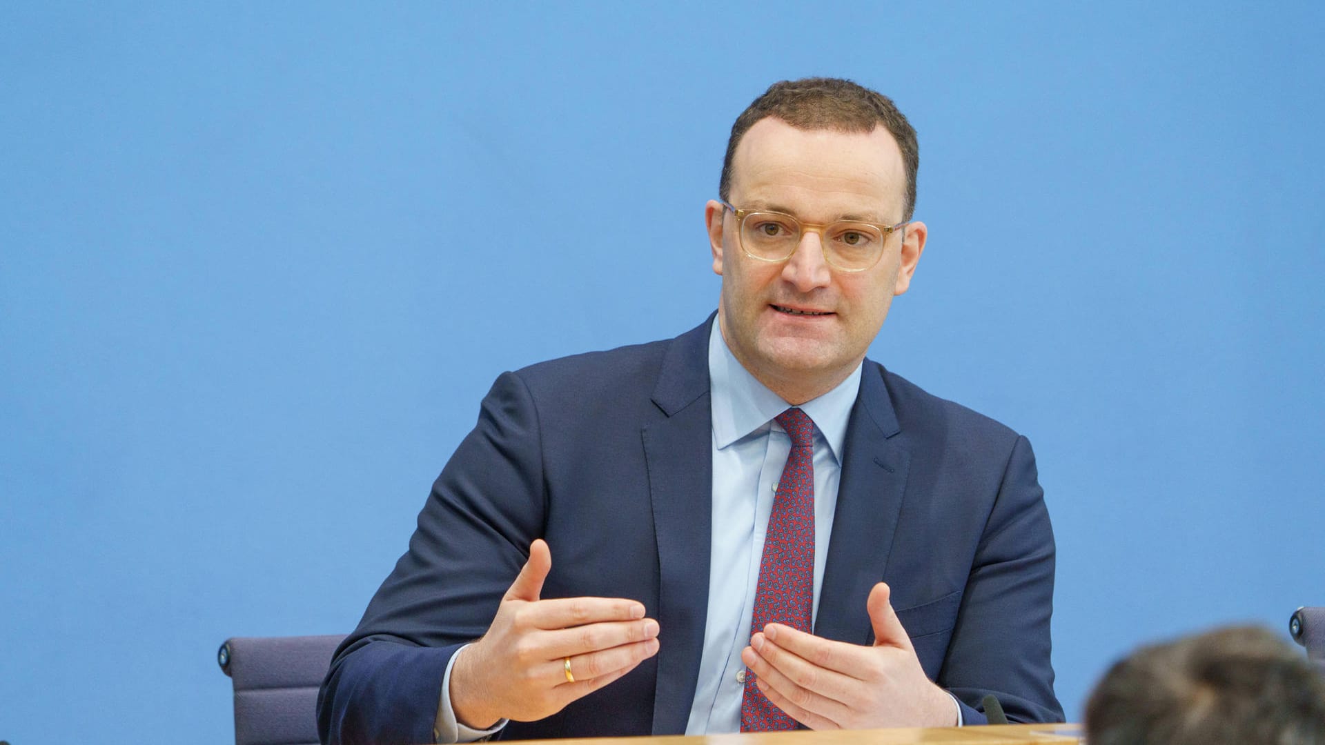 Jens Spahn: Das Bundesgesundheitsministerium hat offenbar einen Liefervertrag für das Corona-Medikament Molnupiravir abgeschlossen.