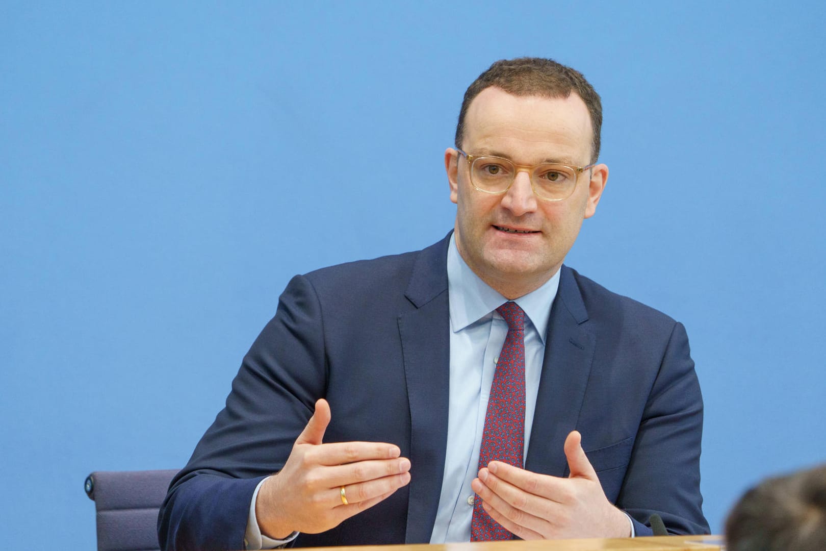 Jens Spahn: Das Bundesgesundheitsministerium hat offenbar einen Liefervertrag für das Corona-Medikament Molnupiravir abgeschlossen.