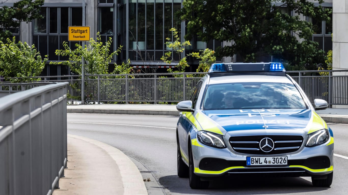 Ein Stuttgarter Polizeifahrzeug auf Einsatzfahrt (Symbolbild): Ein Sporttrainer ist Anfang der Woche wegen des Verdachts des Kindesmissbrauchs festgenommen worden.