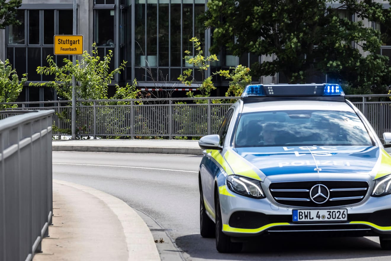 Ein Stuttgarter Polizeifahrzeug auf Einsatzfahrt (Symbolbild): Ein Sporttrainer ist Anfang der Woche wegen des Verdachts des Kindesmissbrauchs festgenommen worden.