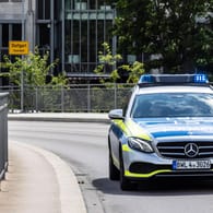 Ein Stuttgarter Polizeifahrzeug auf Einsatzfahrt (Symbolbild): Ein Sporttrainer ist Anfang der Woche wegen des Verdachts des Kindesmissbrauchs festgenommen worden.