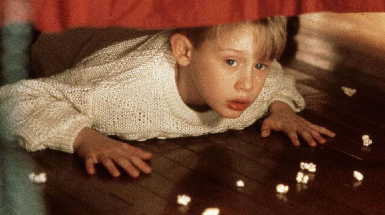 "Kevin – Allein zu Haus": Macaulay Culkin versteckt sich in seiner Paraderolle unter dem Bett. Und auf eben diesem können Besucher nun übernachten.