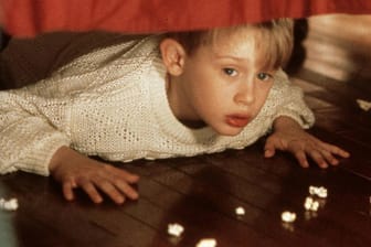"Kevin – Allein zu Haus": Macaulay Culkin versteckt sich in seiner Paraderolle unter dem Bett. Und auf eben diesem können Besucher nun übernachten.