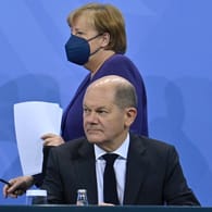 Angela Merkel und Olaf Scholz: Sie rufen zum Impfen auf.
