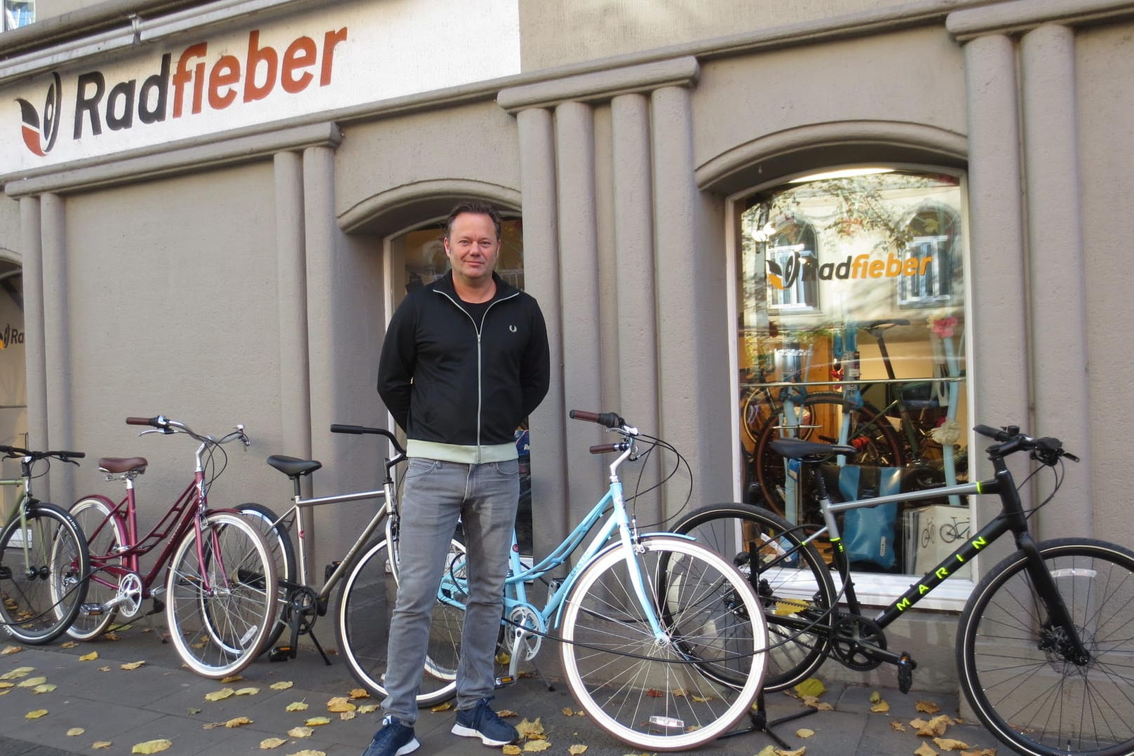 Marcel Jansen vor seinem Fahrradladen im Belgischen Viertel: Spezielle Kundenwünsche kann er nur noch schwer erfüllen.