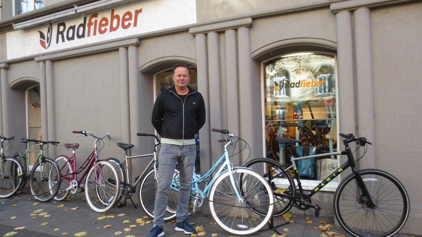 Marcel Jansen vor seinem Fahrradladen im Belgischen Viertel: Spezielle Kundenwünsche kann er nur noch schwer erfüllen.