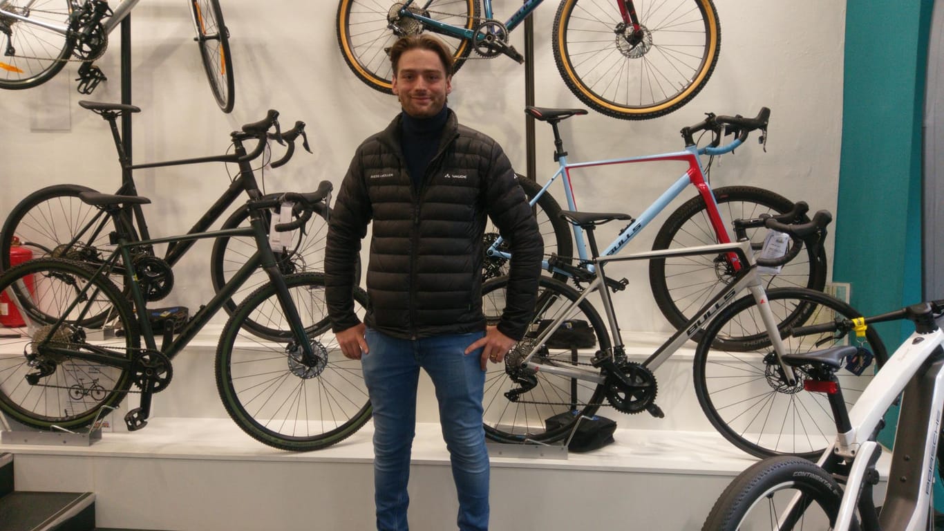 Max Prumbaums Lager ist voll: Er hat zu Beginn der Corona-Pandemie trotzdem weiter Fahrräder geordert. Nun kann er fast alle Kundenwünsche bedienen.