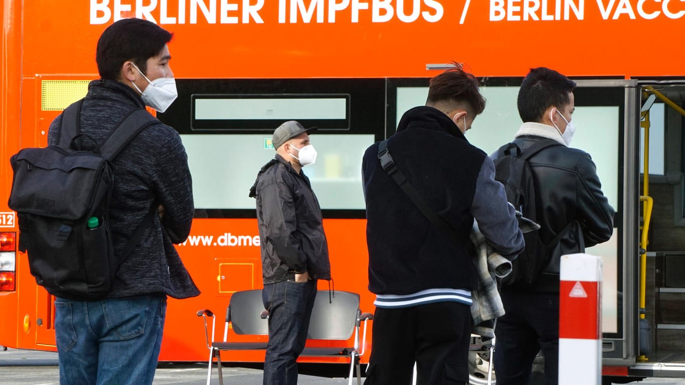 Menschen warten an einem Berliner Impfbus (Archivbild): Das Angebot wurde offenbar eingestellt.