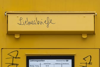 Briefkasten der Deutschen Post: Die Post hat neue Dauerbriefmarken herausgebracht.