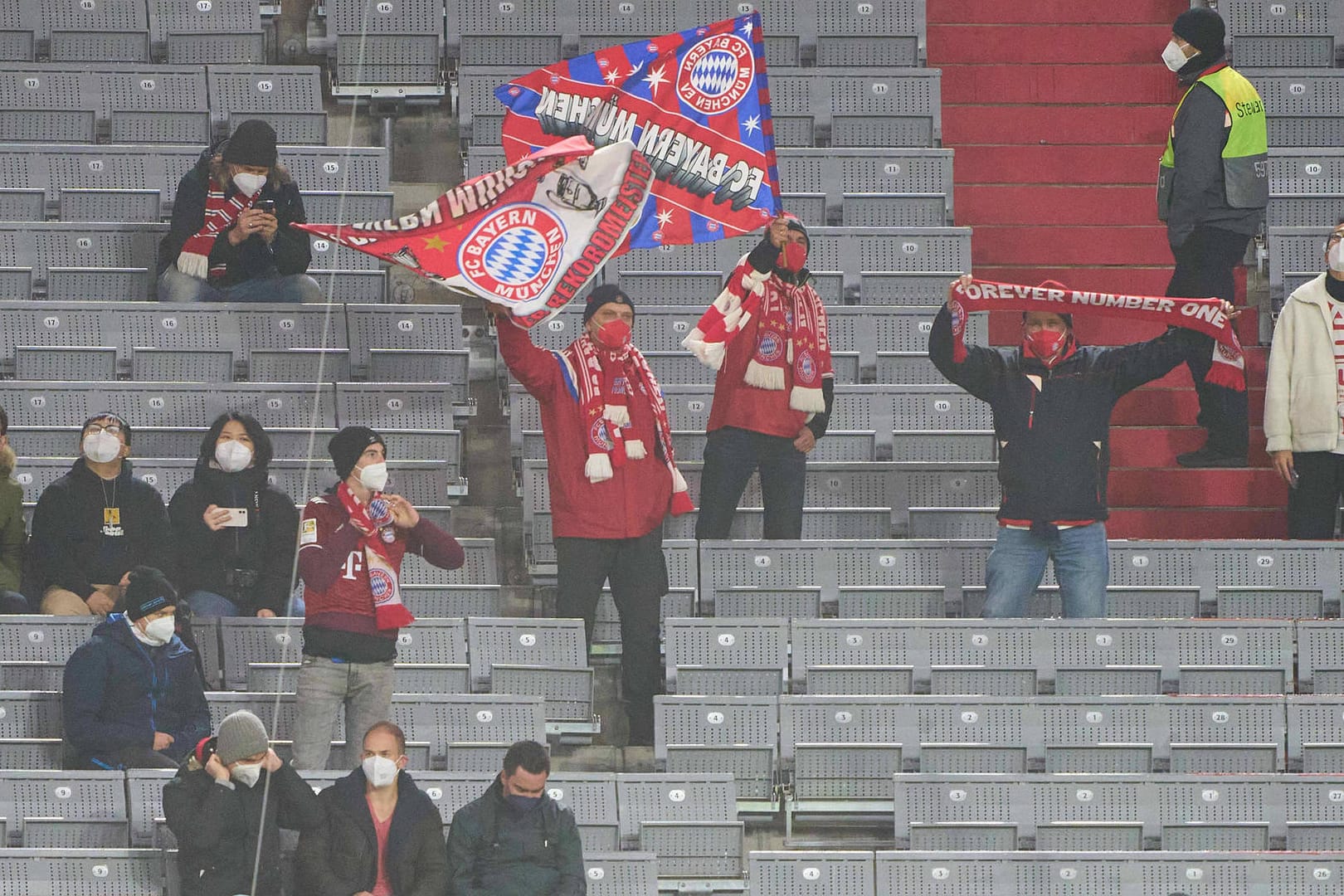 Ähnlich wie hier in der Münchner Allianz Arena wird es bis zum Jahresende in den Stadien ausschauen.