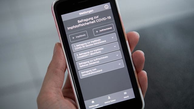 In der "SafeVac"-App lässt sich nun auch zurückmelden, wie man die Auffrisch-Impfung gegen Covid-19 vertragen hat.