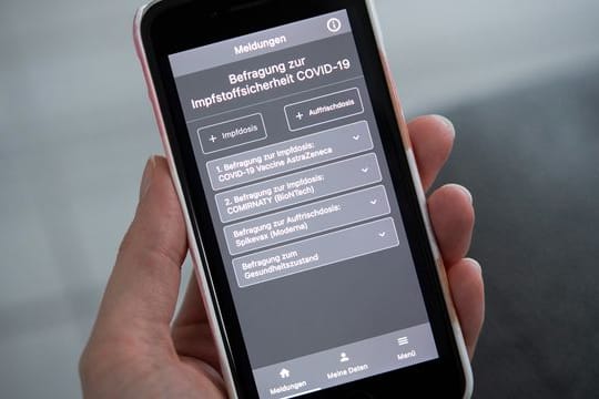 In der "SafeVac"-App lässt sich nun auch zurückmelden, wie man die Auffrisch-Impfung gegen Covid-19 vertragen hat.