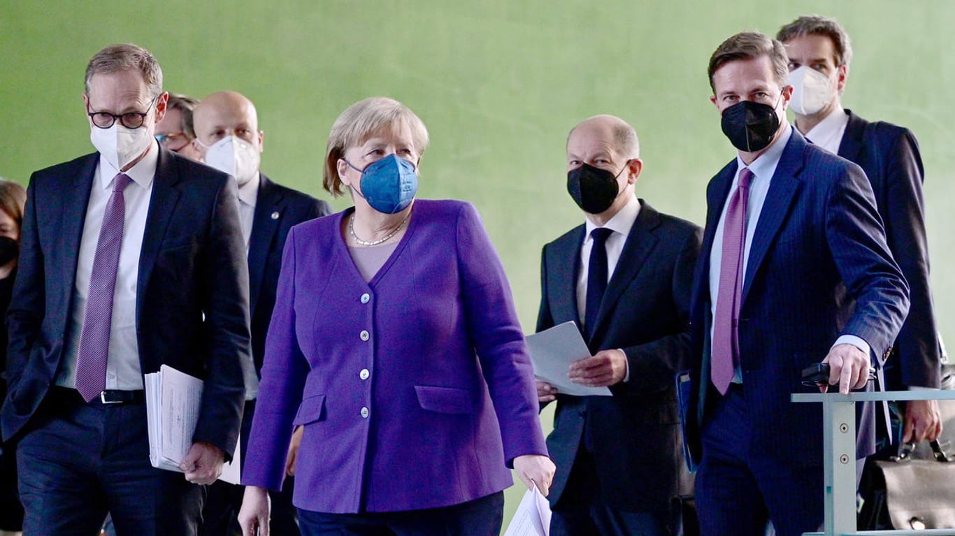 Bund-Ländertreffen zur Corona-Pandemie: Am Ende haben sich Merkel, Scholz und die Ministerpräsidenten noch einmal zusammengerauft.