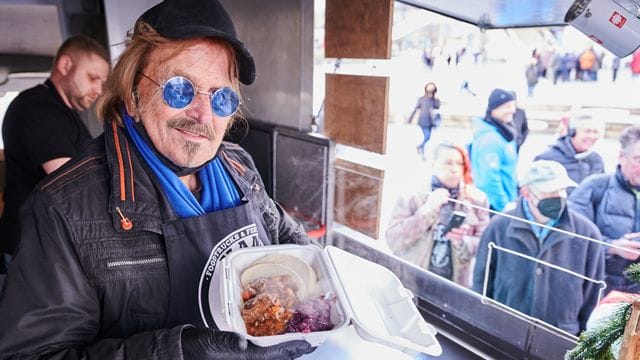 Frank Zander verteilt Essen an Obdachlose