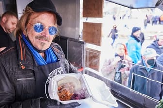 Frank Zander verteilt Essen an Obdachlose
