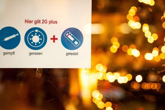 Vollständig gegen das Coronavirus geimpft oder von einer Covid-Infektion genesen, ist in mehreren Bundeländern für zahlreiche Aktivitäten nicht mehr ausreichend. Vollständig gegen das Coronavirus geimpft oder von einer Covid-Infektion genesen, ist in mehreren Bundeländern für zahlreiche Aktivitäten nicht mehr ausreichend.