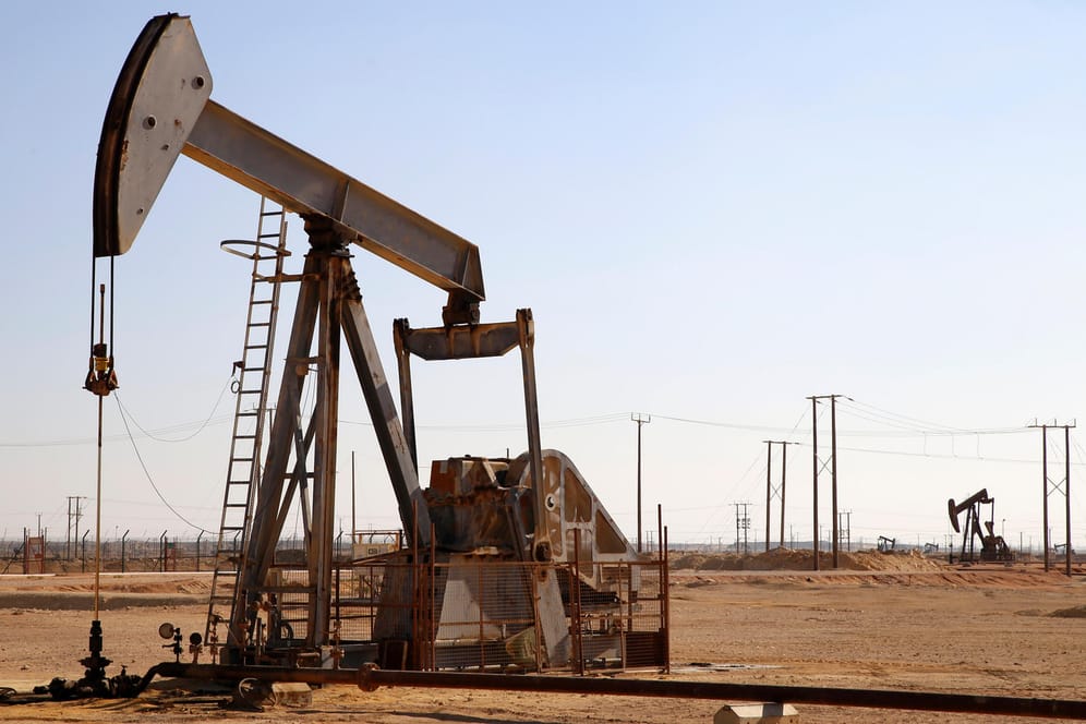 Ölförderung in der Wüste von Oman (Symbolbild): Die Opec+ will an der monatlichen Ausweitung der Fördermengen festhalten.