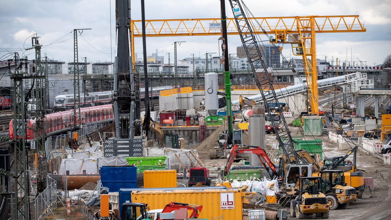 Züge fahren an der Baustelle in München vorbei: Einen Tag nach der Explosion sind die Auswirkungen auf den weiteren Bau noch unklar.