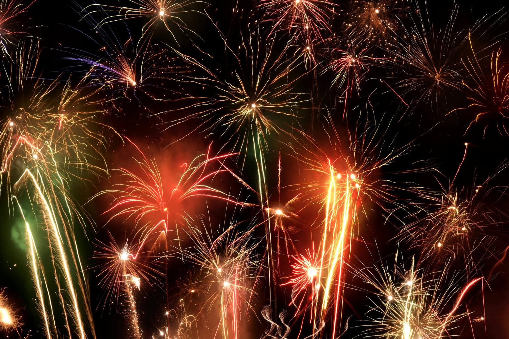 Silvester-Feuerwerk (Symbolbild): Auch dieses Jahr dürfen keine Böller und Raketen verkauft werden. Silvester-Feuerwerk (Symbolbild): Auch dieses Jahr dürfen keine Böller und Raketen verkauft werden.