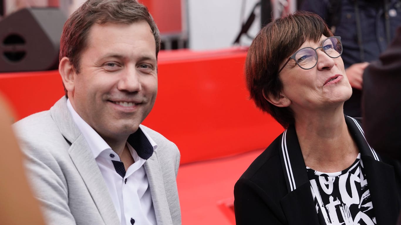 Lars Klingbeil, 43 Jahre alt, will die SPD künftig in einer Doppelspitze mit Saskia Esken führen. Sie sollen auf einem Parteitag am 11. November gewählt werden – genau wie der neue Generalsekretär, der in dem Amt auf Klingbeil folgt.