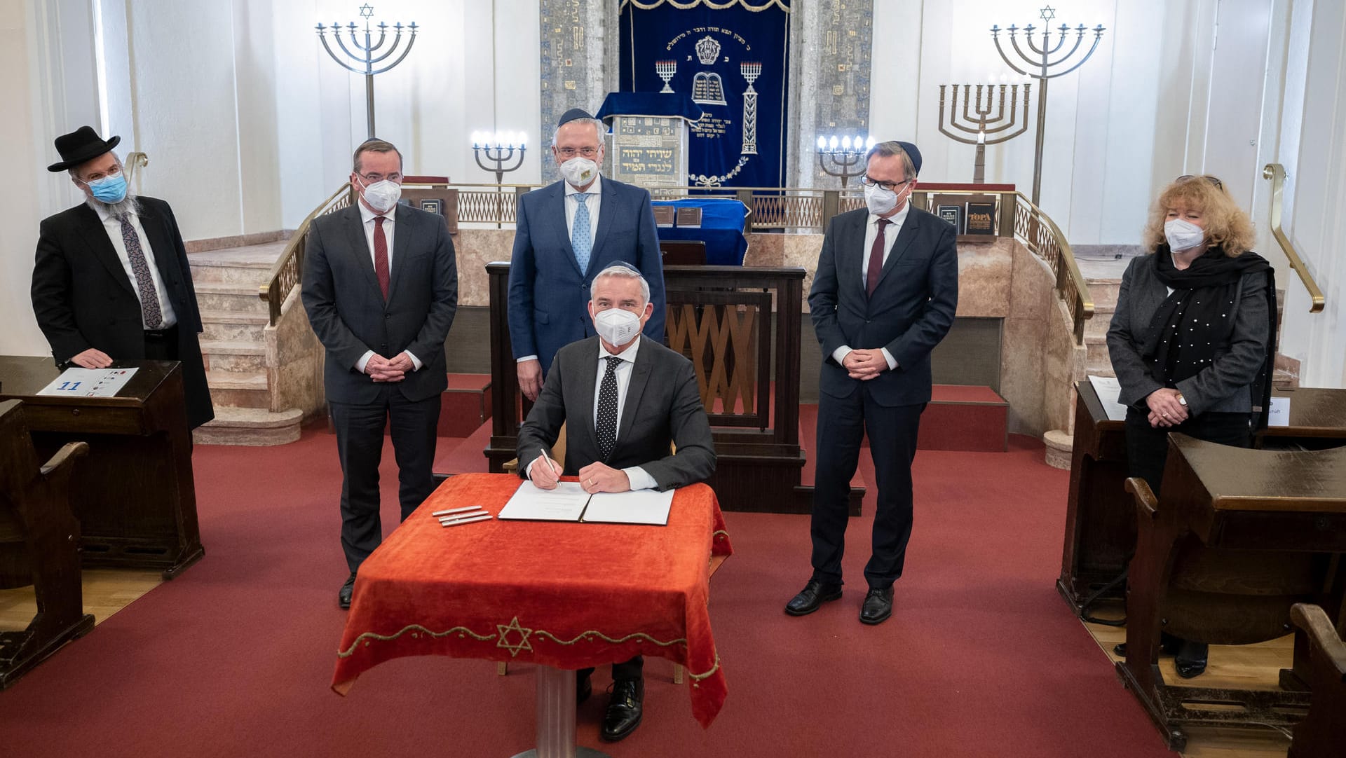 Thomas Strobl (CDU, vorne), Innenminister von Baden-Württemberg: Er unterzeichnete die "Stuttgarter Erklärung". Thomas Strobl (CDU, vorne), Innenminister von Baden-Württemberg: Er unterzeichnete die "Stuttgarter Erklärung".