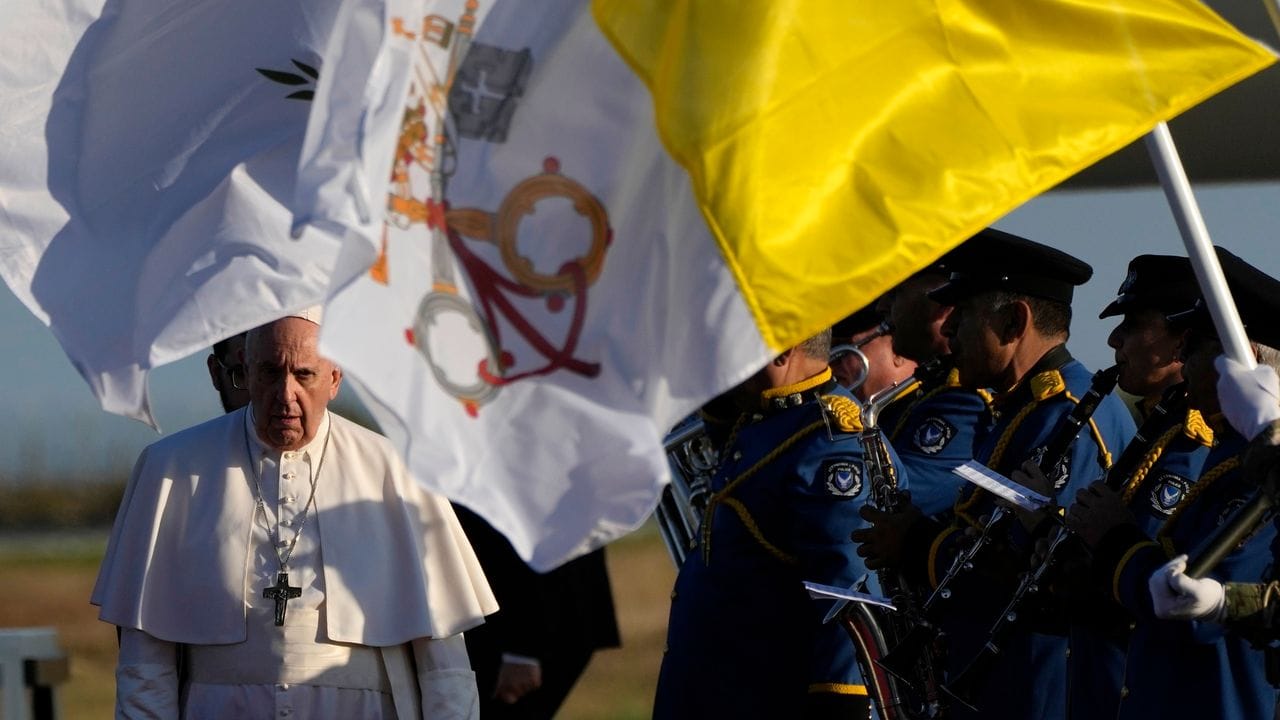 Papst Franziskus ist in Larnaka gelandet.