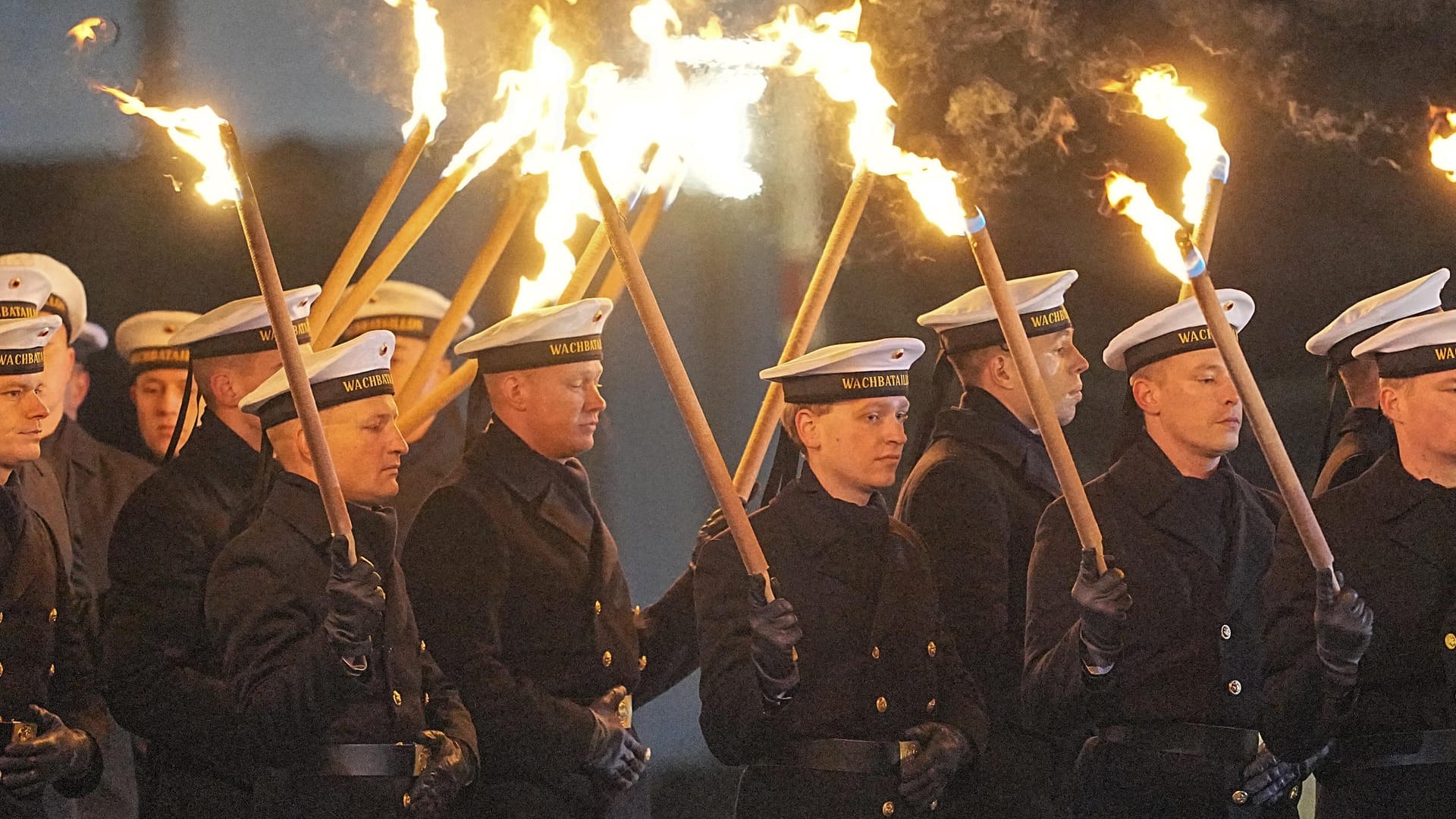 Soldaten marschieren mit Fackeln auf: Im Bendlerblock wurde Kanzlerin Merkel gegen Ende ihrer Regierungszeit mit einem Großen Zapfenstreich verabschiedet.